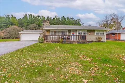 7172 Rochester Rd, Lockport, NY 14094