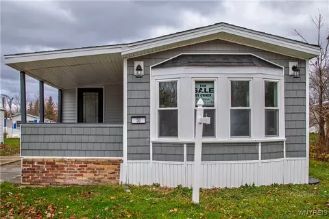 50 S Roxbury Dr, Hamburg, NY 14075