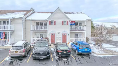 12 Brookfield Ln #6, Cheektowaga, NY 14227
