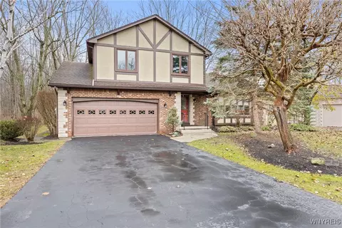 47 Inverness Cir, East Amherst, NY 14051