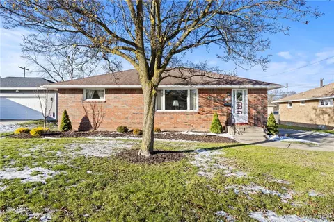 28 Larkwood Rd, West Seneca, NY 14224