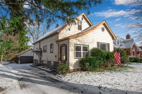 5174 Genesee St, Bowmansville, NY 14026