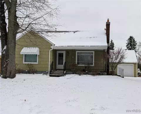 17 Belmont Dr, West Seneca, NY 14224