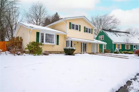 28 Brookwood Dr, Hamburg, NY 14075