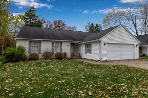 82 Grasspointe Dr, Amherst, NY 14228