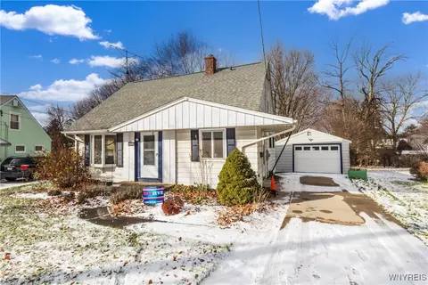 4626 Patricia Dr, Niagara Falls, NY 14305