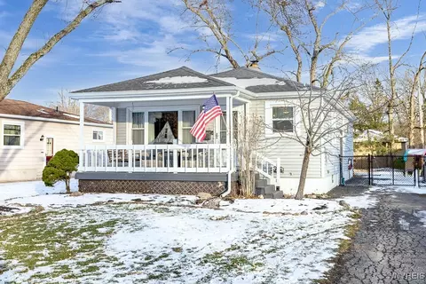 3301 Wallace Dr, Grand Island, NY 14072
