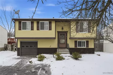 31 Greengage Cir, East Amherst, NY 14051