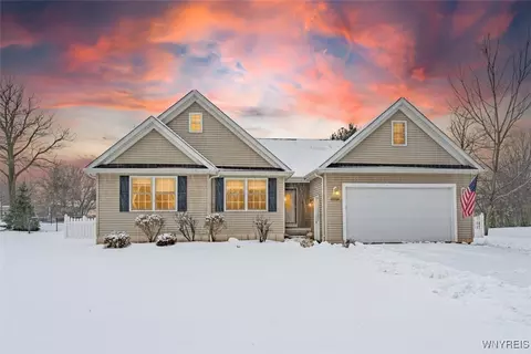 5544 Twilight Ln, Lockport, NY 14094