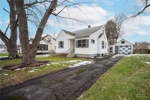 4664 Tomaka Dr, Hamburg, NY 14075