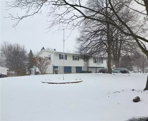 17 Manor Ln, Royalton, NY 14105