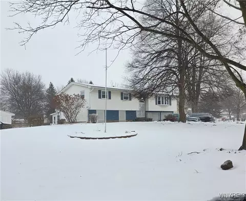 17 Manor Ln, Royalton, NY 14105
