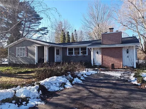 8 Lawrence Ave, Pembroke, NY 14036