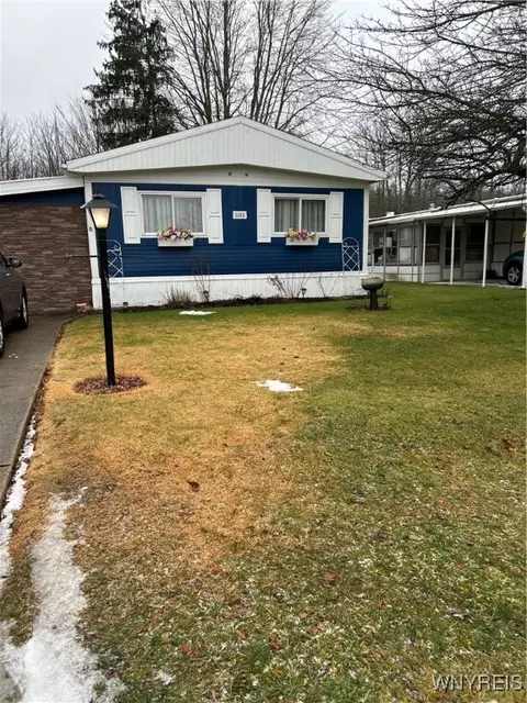 1103 Creekside Dr, Evans, NY 14047