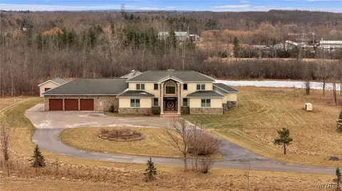 581 N Blossom Rd, Elma, NY 14059
