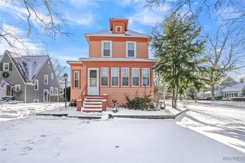 3 Pine Woods Dr, North Tonawanda, NY 14120