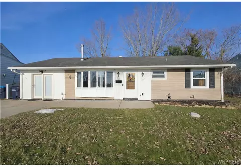 65 Crescent Rd, Grand Island, NY 14072