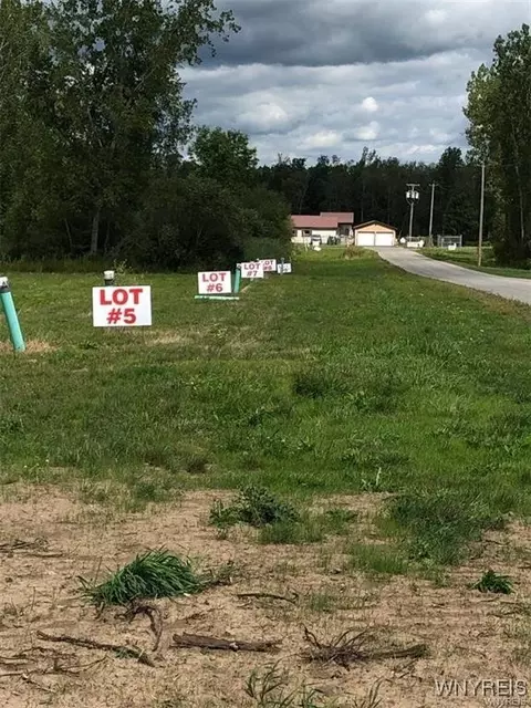 90 Fieldcrest Dr, Pembroke, NY 14036