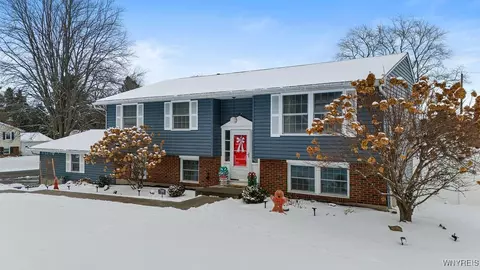 7100 Fieldcrest Dr, Lockport, NY 14094