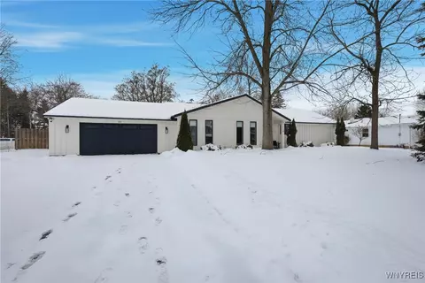 210 Stuewe Rd, Getzville, NY 14068