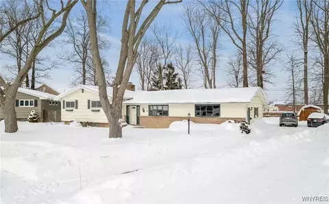 72 Boxwood Cir, Hamburg, NY 14075