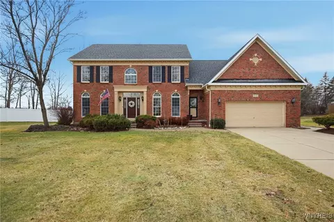 3137 Woodland Ct N, Wheatfield, NY 14120