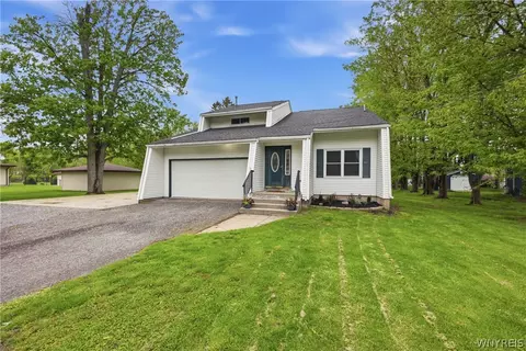 2972 Rosemarie Cir, Newfane, NY 14108