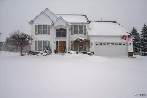 7165 Creekbend Dr, Pendleton, NY 14120