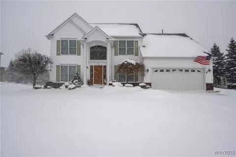 7165 Creekbend Dr, Pendleton, NY 14120