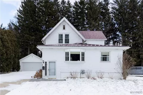 28 N Davis St, Orchard Park, NY 14127