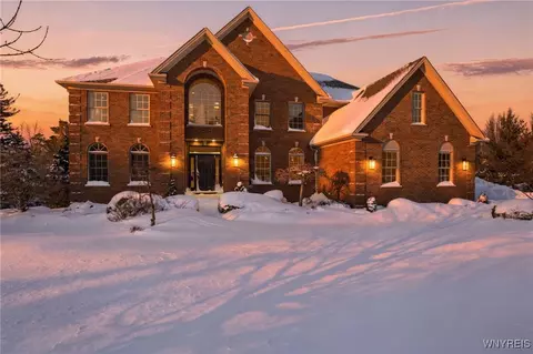18 Woodthrush Trl, Orchard Park, NY 14127