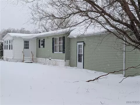 84 Pocono Park, Newstead, NY 14001