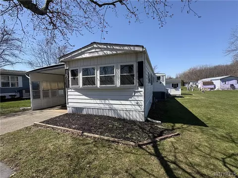 77 Lakewood Village Dr, Shelby, NY 14103