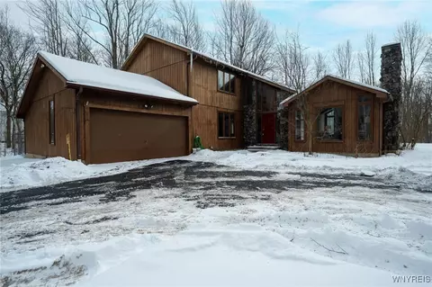 10545 County Rd, Clarence, NY 14031