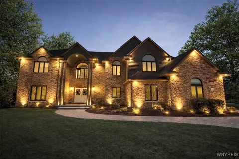 8261 Walnut Creek Ln, East Amherst, NY 14051