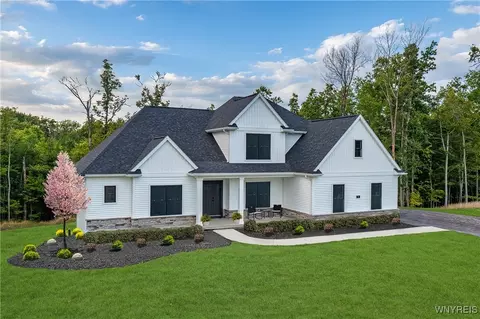 3863 Ridgeland Dr, Wheatfield, NY 14120