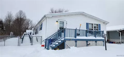 701 Gardenwood Dr, Lockport, NY 14094