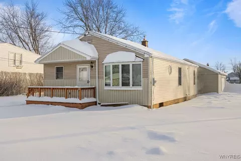 1033 100th St, Niagara Falls, NY 14304