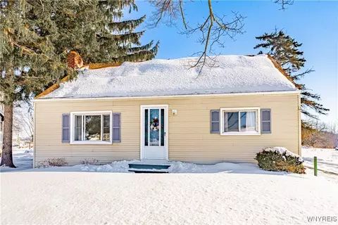 6107 Shawnee Rd, Wheatfield, NY 14132