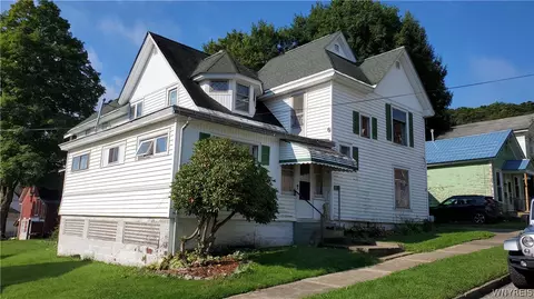 23 Waverly St, New Albion, NY 14719