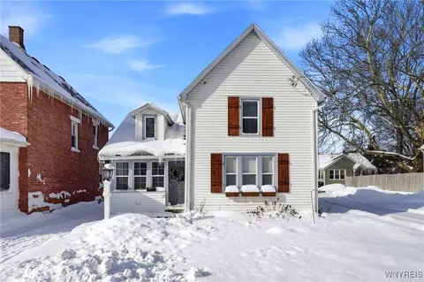 12 Livingston St, Lancaster, NY 14086