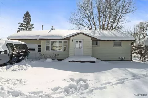 6502 Colonial Dr, Lockport, NY 14094