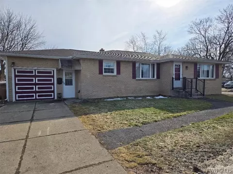 5 Grand Prix Dr, Cheektowaga, NY 14227