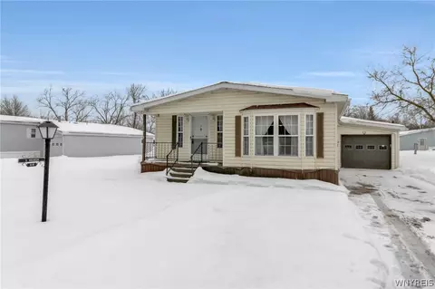 114 Lakewood Village Dr, Shelby, NY 14103