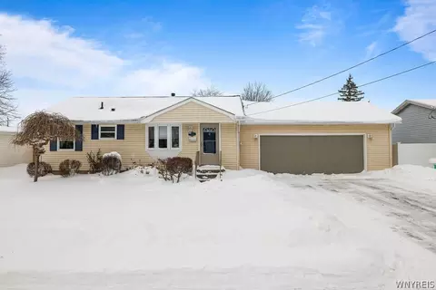 1358 Caravelle Dr, Niagara Falls, NY 14304