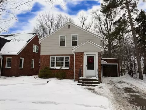 17 University Ct, Amherst, NY 14226