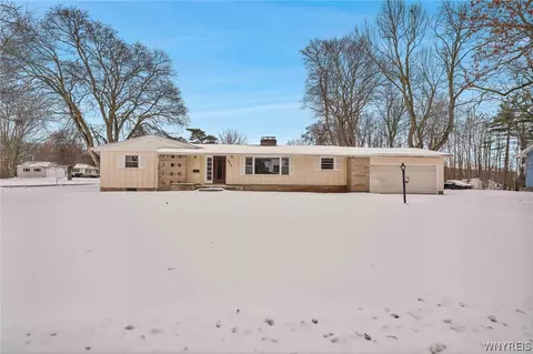 8426 Maplewood Dr, Royalton, NY 14067