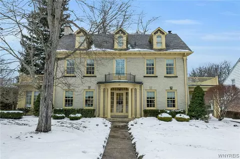 33 Ruskin Rd, Amherst, NY 14226