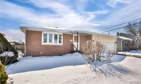 7 E Toulon Dr, Cheektowaga, NY 14227