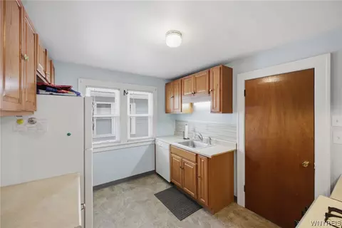 Entry Way - 74 Eiseman Ave, Tonawanda, NY 14217 photo 4 of 4